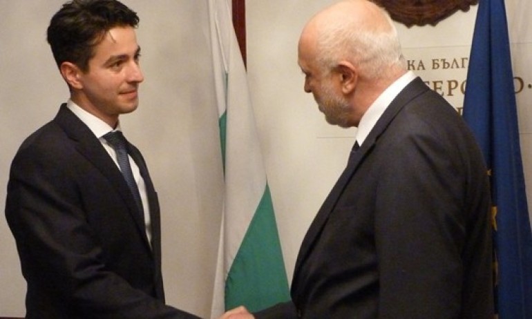 МК ни представя в Дубай като старо читалище, където най-известното ни съкровище е до хладилник със сирене - Tribune.bg