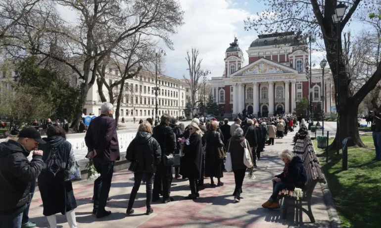Стотици се преклониха пред паметта на незабравимия Михаил Белчев - Tribune.bg