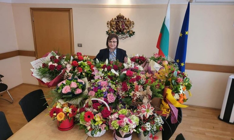 Нинова сред букети от цветя за рождения ѝ ден - Tribune.bg