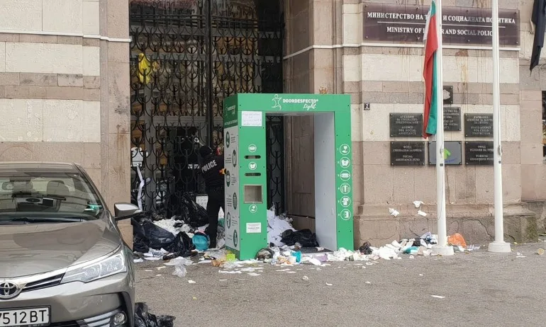 Съветник на Сачева: Това не съвпада с моята представа за изразяване на мнение. Това е вандалски акт - Tribune.bg