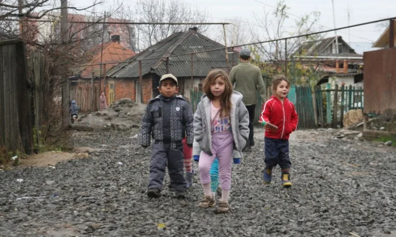 С 1000 екипa – образователното министерство върнало 30 000 ромски деца в училище - Tribune.bg