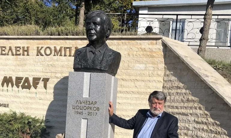 Вежди Рашидов извая бюст-портрет на Лъчезар Цоцорков - Tribune.bg