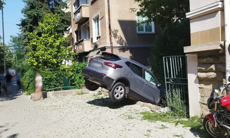 Кола се заби в двор в столичния кв. Лозенец - Tribune.bg