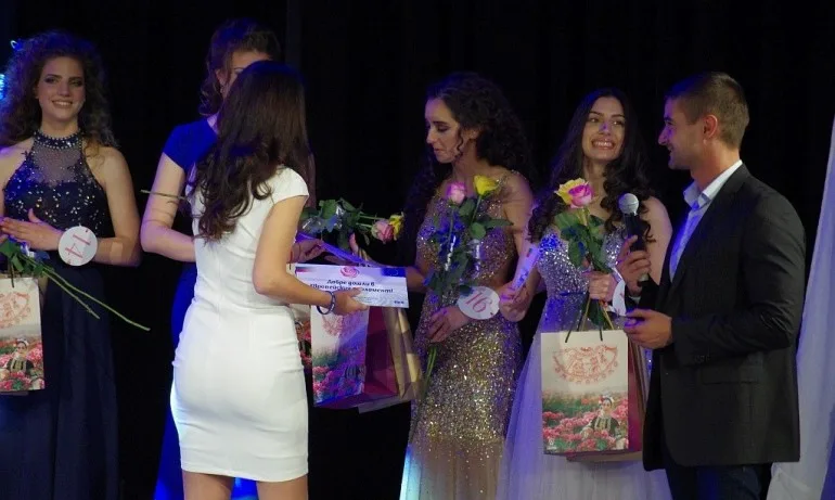 Всички от конкурса Царица на Розата 2019 на посещение в Европейския парламент - Tribune.bg