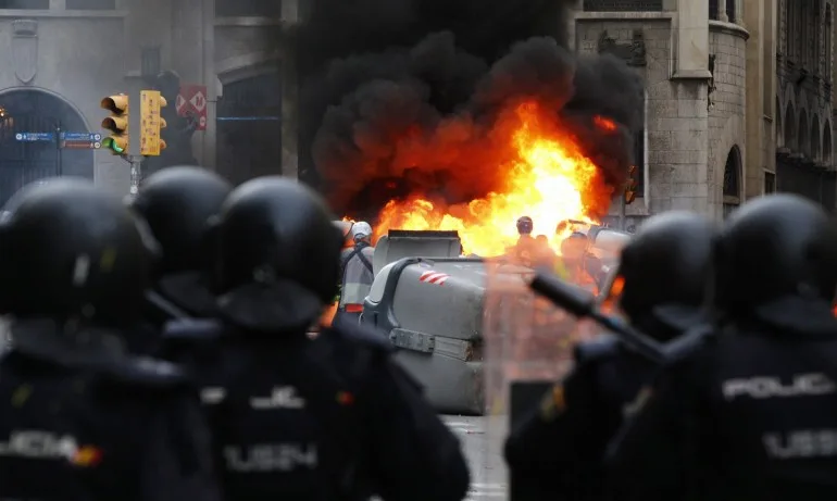 Половин милион протестиращи превзеха улиците на Барселона - Tribune.bg