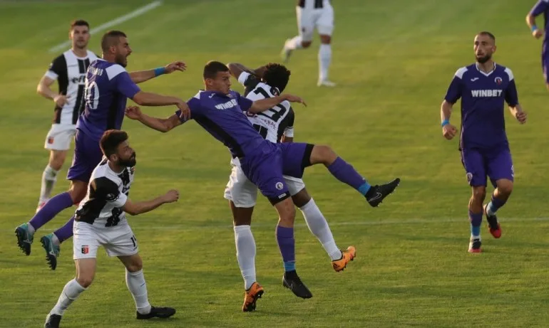 Министър Кралев изгледа на живо първия мач от футболното първенство - Tribune.bg