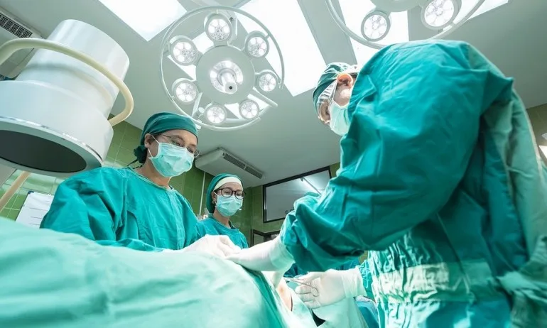 Хирурзи от ВМА извадиха 18-килограмов тумор от корема на жена - Tribune.bg