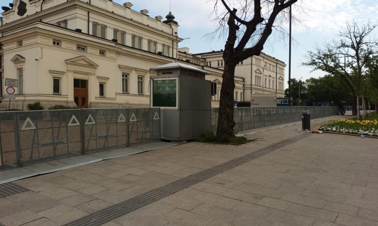 Властта притеснена от протестите, сложиха ограда около парламента - Tribune.bg