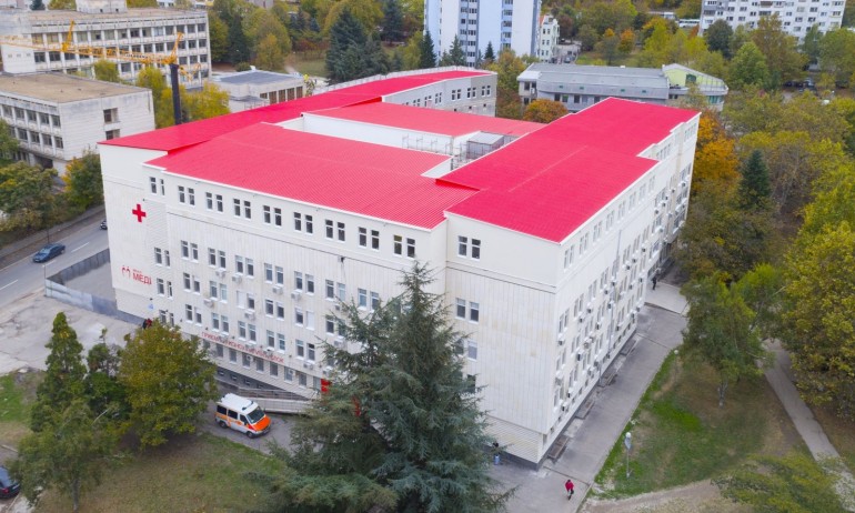 Пак агресия: Трима нахлуха в COVID отделение в Русе, плашат с убийство лекари и персонал - Tribune.bg