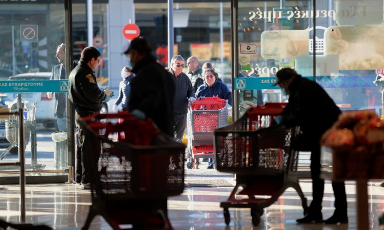 Ограничения в количествата стоки първа необходимост наложиха търговските вериги в Гърция - Tribune.bg
