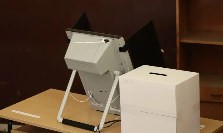 Председатели на СИК убеждават гражданите да гласуват на машина - Tribune.bg