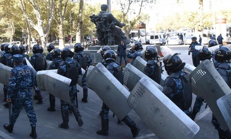 Арменци от Карабах палят домовете си, преди да ги напуснат - Tribune.bg