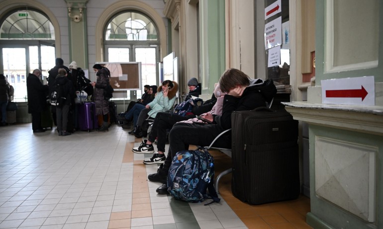 Унгария отваря хуманитарен коридор за бягащи от Украйна - Tribune.bg