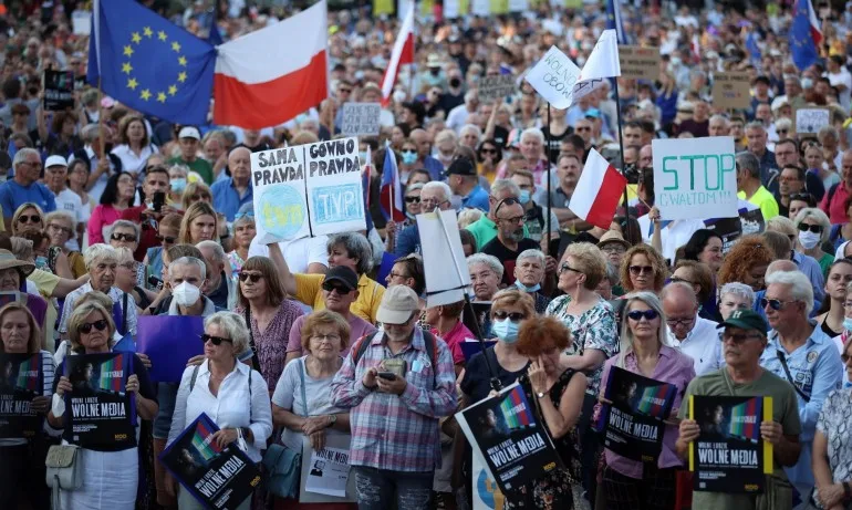 Протести в Полша срещу закон, който може да затвори опозиционна медия (СНИМКИ) - Tribune.bg