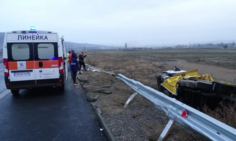 Поледици сковаха пътищата и предизвикаха тежки катастрофи - Tribune.bg