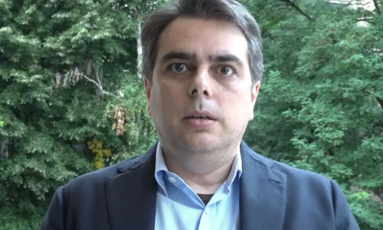 Като в предизборен клип бившият финансов министър Асен Василев се