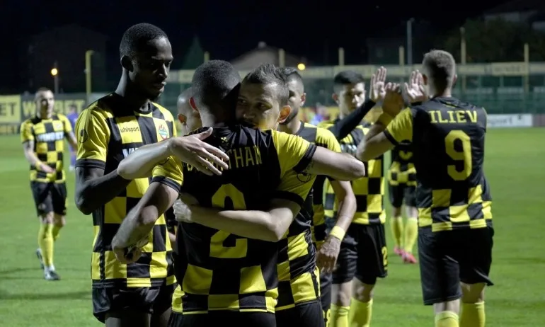 Феновете на Ботев Пд успяха, клубът е спасен - Tribune.bg