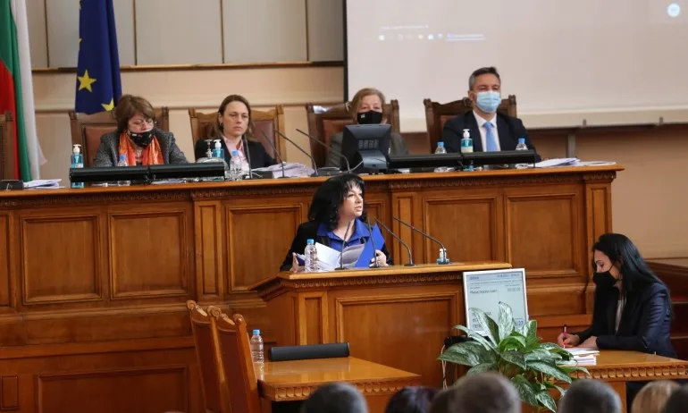 Теменужка Петрова: Предложенията за мораториум звучат смешно за хората, които са ви изпратили тук - Tribune.bg
