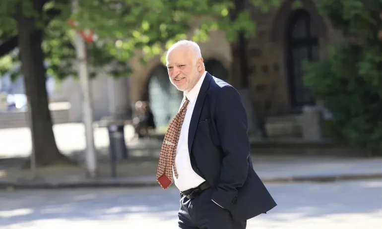 Минеков улеснява режима за изнасяне на картини в чужбина - Tribune.bg