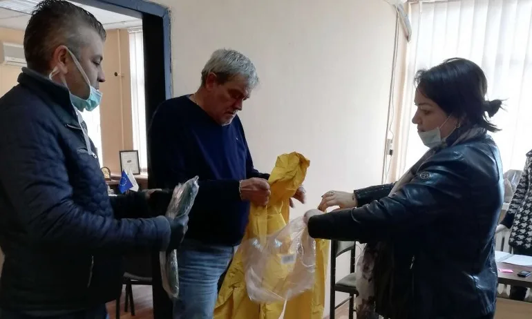 ГЕРБ-Благоевград дари 150 защитни облекла за медиците в МБАЛ-Благоевград - Tribune.bg