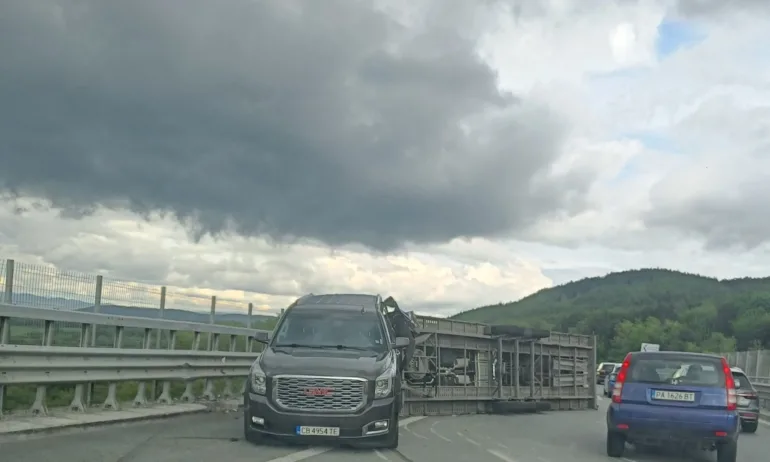 Автовоз се обърна и блокира движението по магистрала Тракия - Tribune.bg