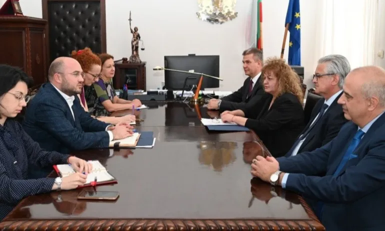 Министър Георгиев и Нотариалната камара се договориха за електронно заявяване на актове за вписване в Имотния регистър - Tribune.bg