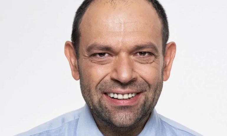 Кметът на Лозенец прави капани за молци, спасява кестените - Tribune.bg