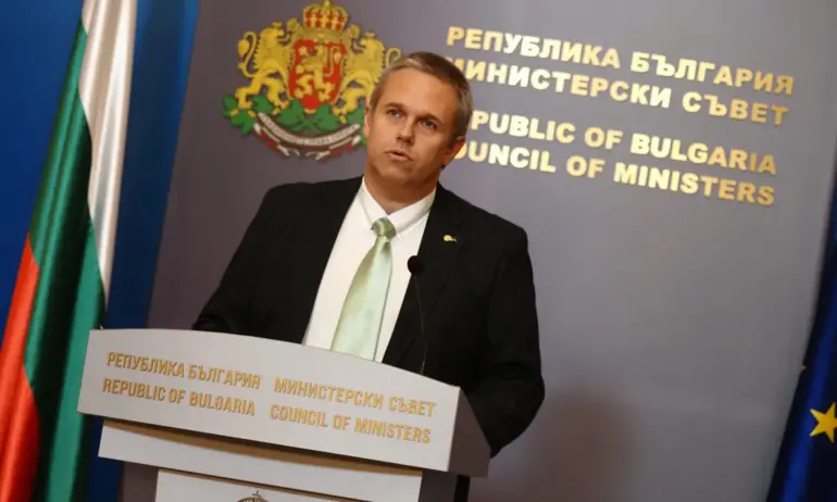 Без машини на вота в неделя, министър от ПП не успя да ги сертифицира - Tribune.bg