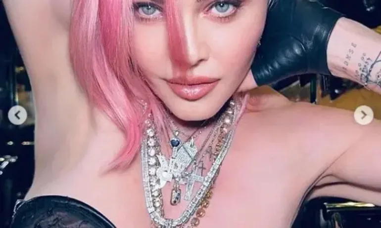 Екстравагантно: Мадона със селфи от тоалетната - Tribune.bg