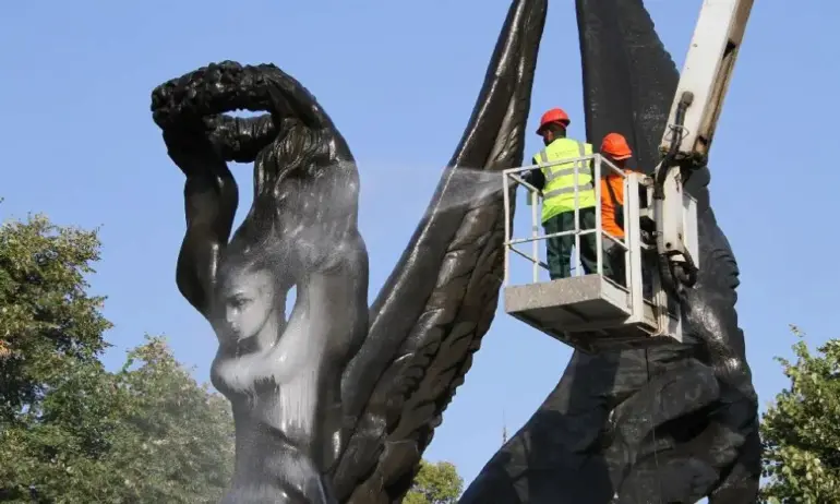 Изкъпаха Паметника на Съединението в Пловдив с шампоан от лавандула - Tribune.bg