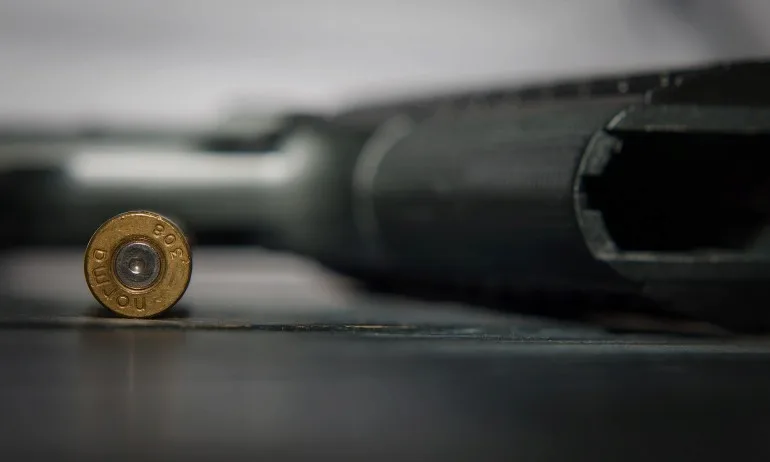 Зареден пистолет изпадна от джоба на учител по време на час - Tribune.bg