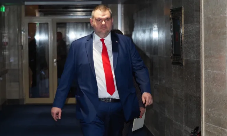 Делян Пеевски сезира КЗК за съмнения за картел с участието на Лукойл - Tribune.bg