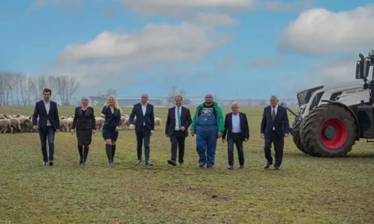 Кандидати, които искат да спечелят града, се появиха с горди трактористи по полята - Tribune.bg