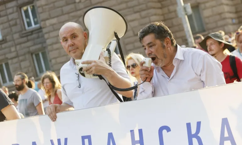 Докато огънят гори градове и села, софийските борци за правосъдие палят фалшиви каузи - Tribune.bg