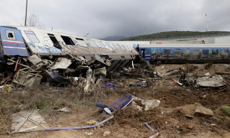 Продължава разследването на влаковата катастрофа в Гърция - Tribune.bg