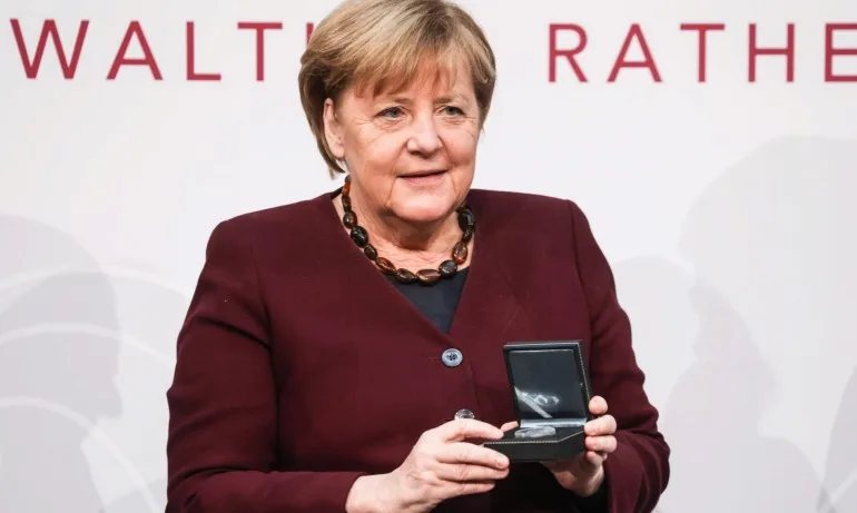 Меркел с медал за особени заслуги в областта на политиката - Tribune.bg
