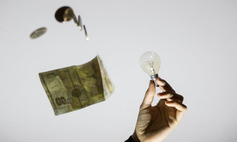 КЕВР: Парното и топлата вода скачат с близо 40 % от юли, а токът средно с 3 на сто - Tribune.bg