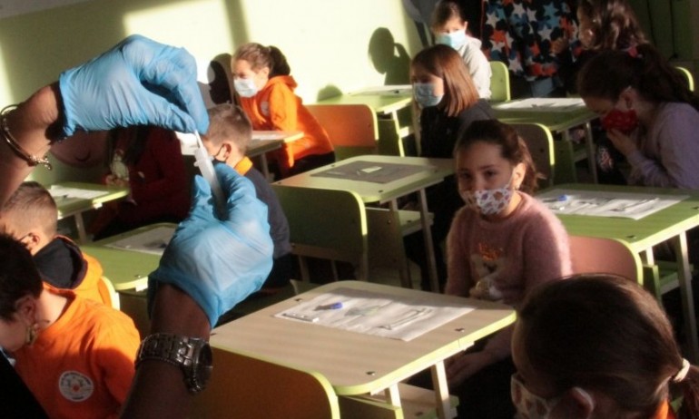 МОН доволни: Намалява броя на тестваните ученици за COVID-19 - Tribune.bg