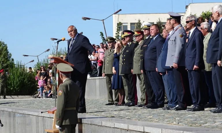 Борисов пред курсанти: Ние ще сме добри политици, ако има траен мир - Tribune.bg