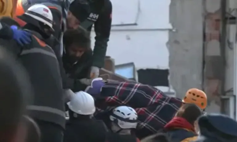 С питка и мед посрещаха спасителните екипи, които се прибраха от Турция - Tribune.bg
