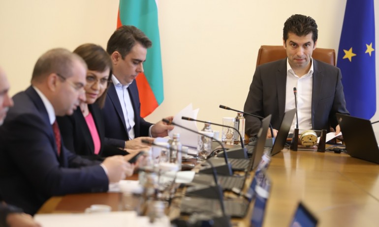 Без парламента и без съгласие: Кабинетът обсъжда въвеждането на еврото - Tribune.bg