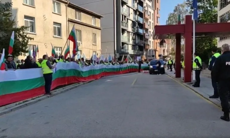 Служители на пътнотранспортни фирми окупираха МРРБ - Tribune.bg