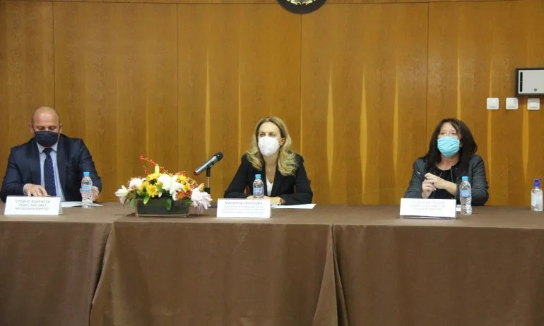 Николова пред бранша в Банско: Грешката на един ще бъде петно върху целия сектор - Tribune.bg