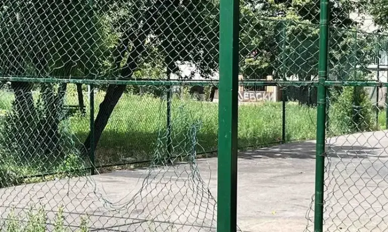 Кметът на Връбница сигнализира за скъсана ограда на ремонтирана скоро спортна площадка - Tribune.bg