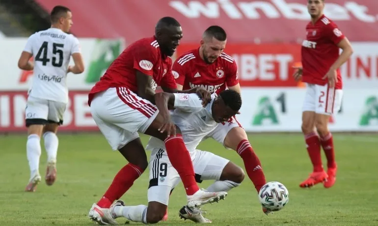 Напрежение в ЦСКА: Фенове пробиха кордона от полицаи и повалиха на земята Стойчо Стоилов - Tribune.bg