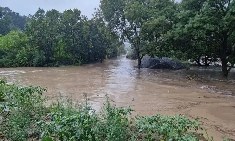 Поддал е мостът по обходния маршрут през къмпинг Нестинарка. Преминаването на коли и хора е забранено - Tribune.bg