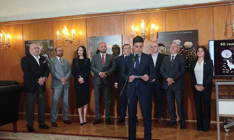 Депутати от Варна организираха изложба на Варненското златно съкровище в НС - Tribune.bg