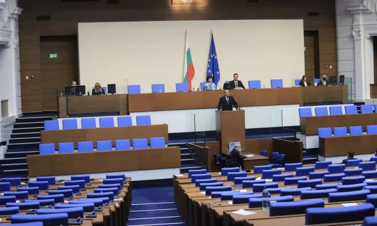 Радев пред полупразна зала: Загубихте доверие и достойнство, дайте оставка - Tribune.bg