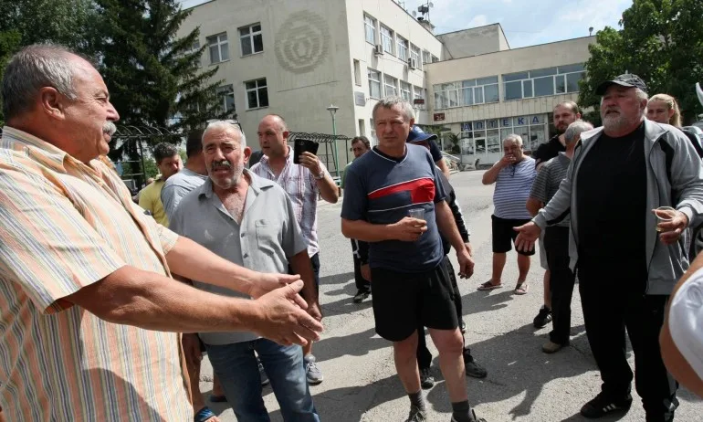 Малкото протестиращи в с. Мрамор: Кметът от БСП ни организира - Tribune.bg