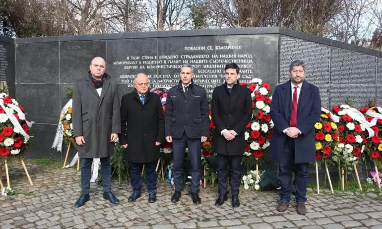 (Раз)градската десница се появи на помен с червени вратовръзки - Tribune.bg